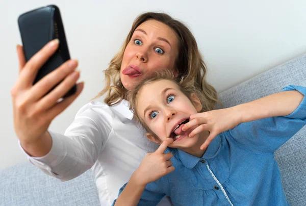 Mãe e filha tomando selfie com telefone celular . — Fotografia de Stock