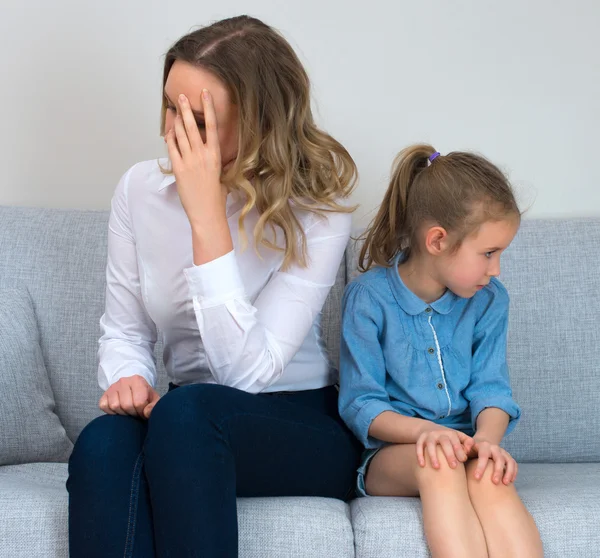 Mutter und Tochter liegen im Streit. — Stockfoto