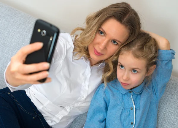 Madre e figlia scattare selfie con il telefono cellulare . — Foto Stock