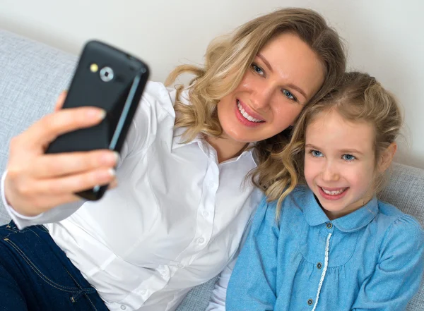 Moeder en dochter nemen selfie met mobiele telefoon. — Stockfoto