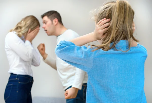 Eltern streiten sich zu Hause, Kind unter Schock. — Stockfoto