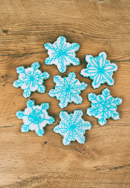 Soubory cookie na vrcholu dřevěný stůl ve tvaru sněhové vločky. — Stock fotografie