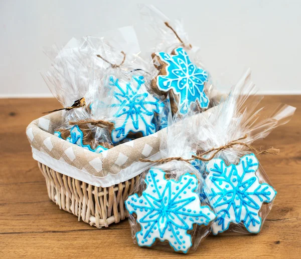 Packade låda med cookies på tabellen trä. — Stockfoto