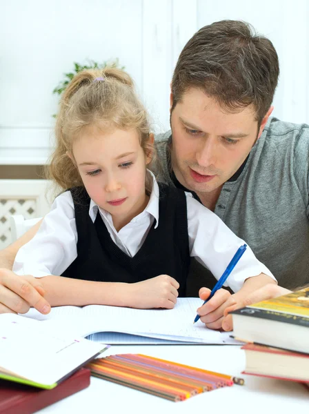 Vater hilft Tochter bei Hausaufgaben zu Hause. — Stockfoto