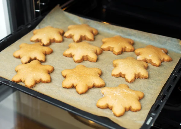 Čerstvé pečené cookies v troubě. — Stock fotografie