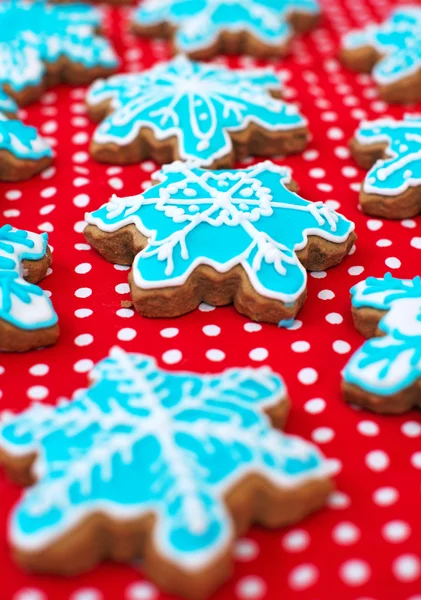 Mnoho vločka ve tvaru cookies na červený ubrus. — Stock fotografie