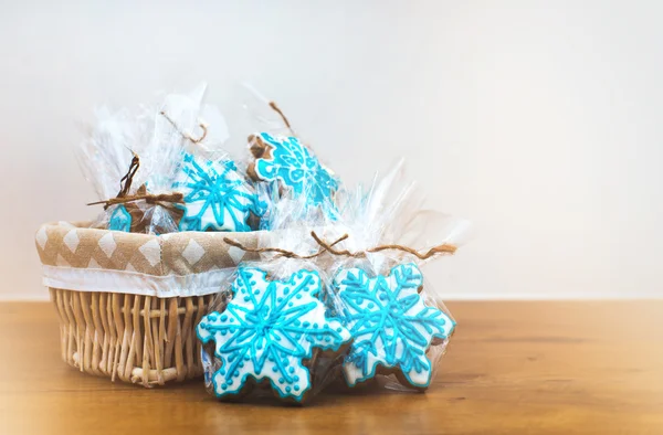 Fylld ruta av cookies på trä bordet. Plats för text. — Stockfoto