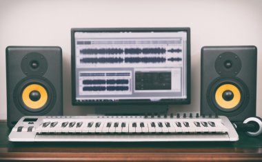 Ev kayıt stüdyosu profesyonel monitörler ve MIDI klavye ile.