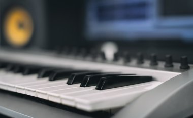 MIDI klavye. Ev kayıt stüdyosu profesyonel monitör ile.