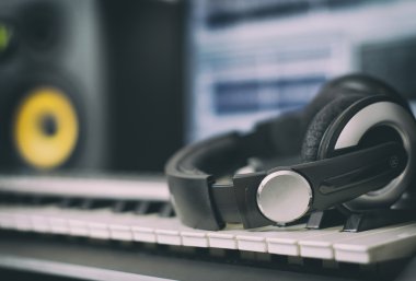 Ses kulaklık. Ev kayıt stüdyosu profesyonel monitörler ve MIDI klavye ile.