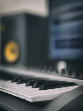 MIDI klavye. Ev kayıt stüdyosu profesyonel monitör ile.