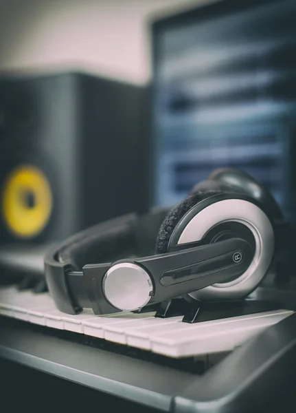 Audio sluchátka. Domácí nahrávací studio s profesionální monitory a midi klávesnice. — Stock fotografie