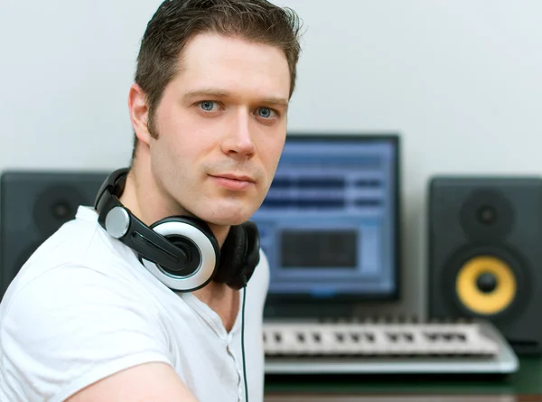 Manliga ljud producent i inspelningsstudio. — Stockfoto