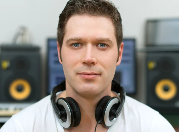 Produttore di suoni maschile in studio di registrazione . — Foto Stock