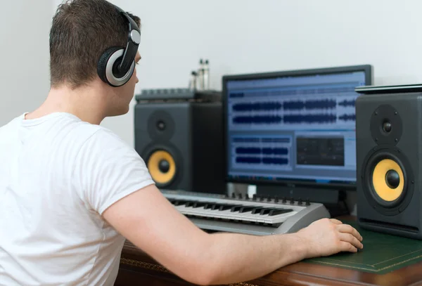 Männlicher Tonproduzent arbeitet im Tonstudio. — Stockfoto