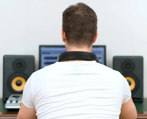 Männlicher Tonproduzent im Tonstudio. Rückseite. Raum für Ihren Text. — Stockfoto