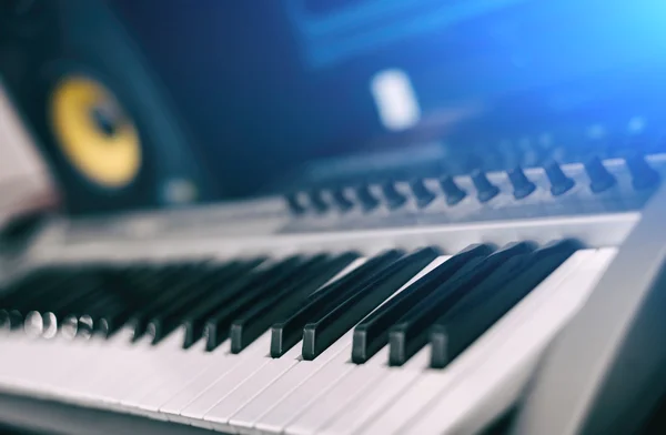 Clavier Midi. Studio d'enregistrement à domicile avec moniteurs professionnels . — Photo