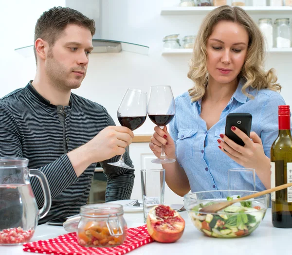 Una giovane coppia che cena a casa. Incontri moderni . — Foto Stock