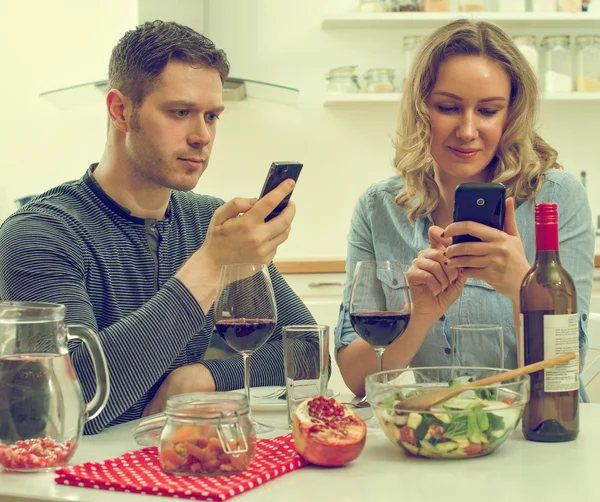 Genç çift evde akşam yemeği. Modern dating. — Stok fotoğraf