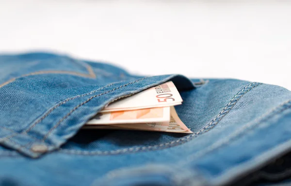 Billetes en euros en bolsillo trasero para vaqueros . — Foto de Stock