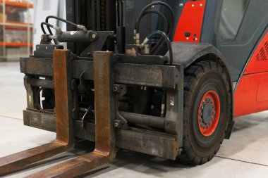 Forklift yükleyici çatal görünümünü yakın çekim.