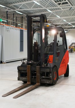 Turuncu forklift yükleyici modern ambar.