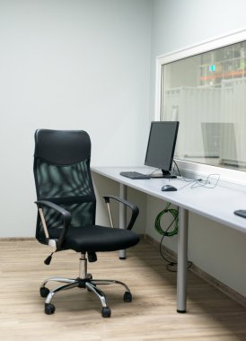 Fabrikada yeni yapılmış modern çalışma alanı.