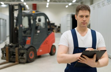Yakışıklı Denetçi ile tablet pc depoda. Metin için yer.