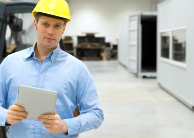 Warehouseman tablet pc depo ile sert şapkalı.