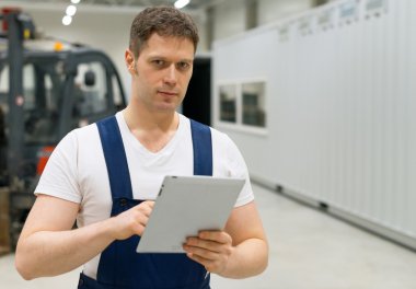 Yakışıklı Denetçi ile tablet pc depoda. Metin için yer.