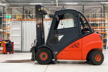 Turuncu forklift yükleyici modern ambar.
