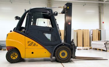 Sarı forklift yükleyici büyük modern ambar.