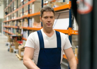 Forklift operatörü ambarda çalışan.
