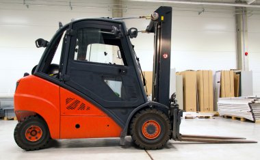 Turuncu forklift yükleyici modern ambar.