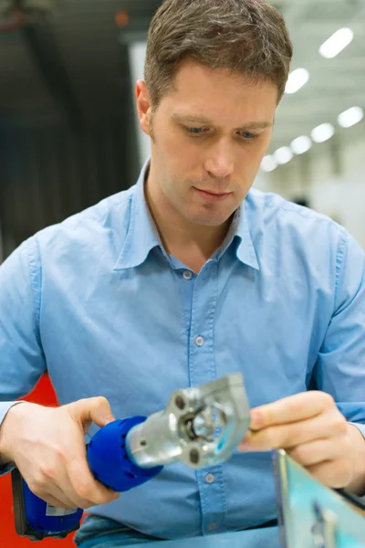 Trabajador guapo que comprime el conector del cable en la fábrica . — Foto de Stock