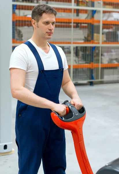 Gabelstaplerfahrer bei der Arbeit im Lager. — Stockfoto