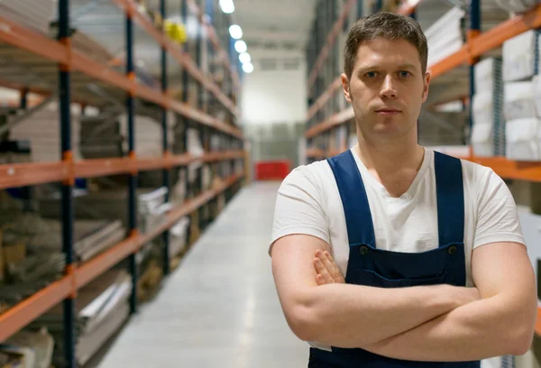 Guapo supervisor en el almacén. Espacio para texto . — Foto de Stock