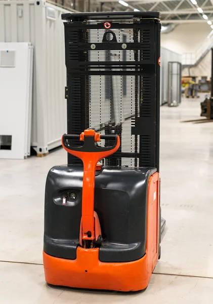 Cargador de carretillas elevadoras naranja en el almacén moderno . — Foto de Stock