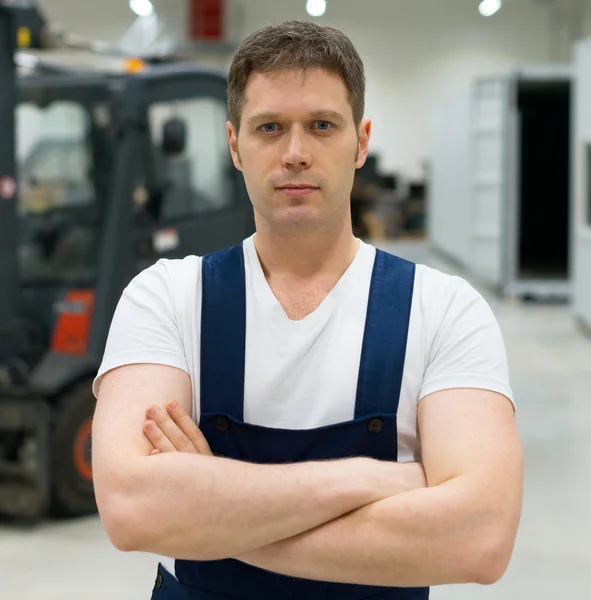 Operador de carretilla elevadora guapo en el almacén . — Foto de Stock