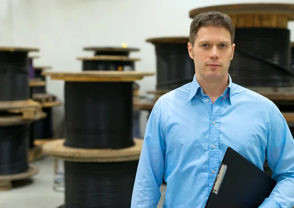 Gerente guapo en la fábrica de cables y cables eléctricos . — Foto de Stock