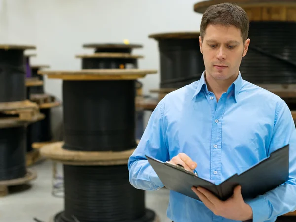 Gerente guapo en la fábrica de cables y cables eléctricos . — Foto de Stock