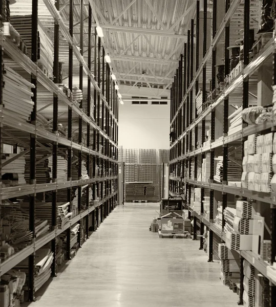 Bastidores de almacenamiento de almacén. Blanco y negro . — Foto de Stock