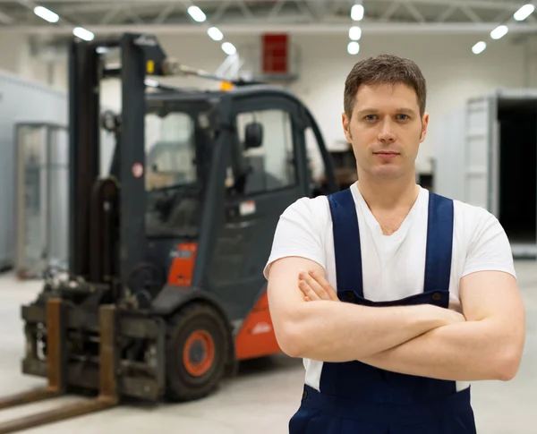 Handsome operatore carrello elevatore nel magazzino . — Foto Stock