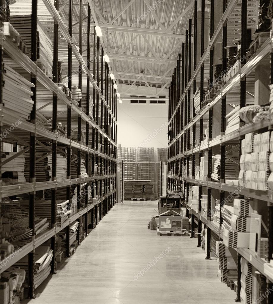 Estantes del almacenaje del almacén. Blanco y negro. — Foto de stock