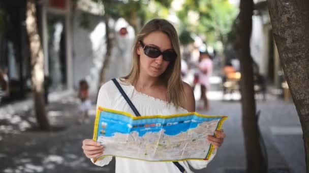 Žena s mapou v ulici. — Stock video