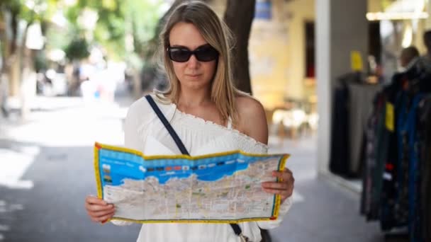 Woman with map in the street. — Stock Video