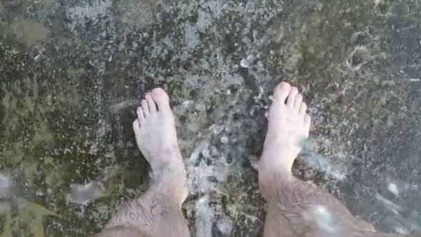 Hombre bajo la ducha al aire libre. Vista POV . — Vídeos de Stock