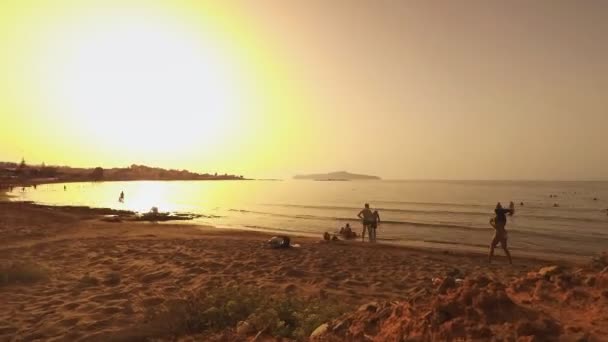 Slunečné pobřeží panorama s lidmi v létě. Otočná kamera. — Stock video