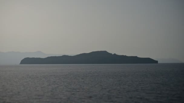 Agioi Theodoroi. Ilha deserta no mar Mediterrâneo . — Vídeo de Stock