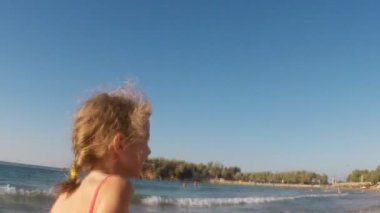 Sevimli küçük kız plajda çalışan.